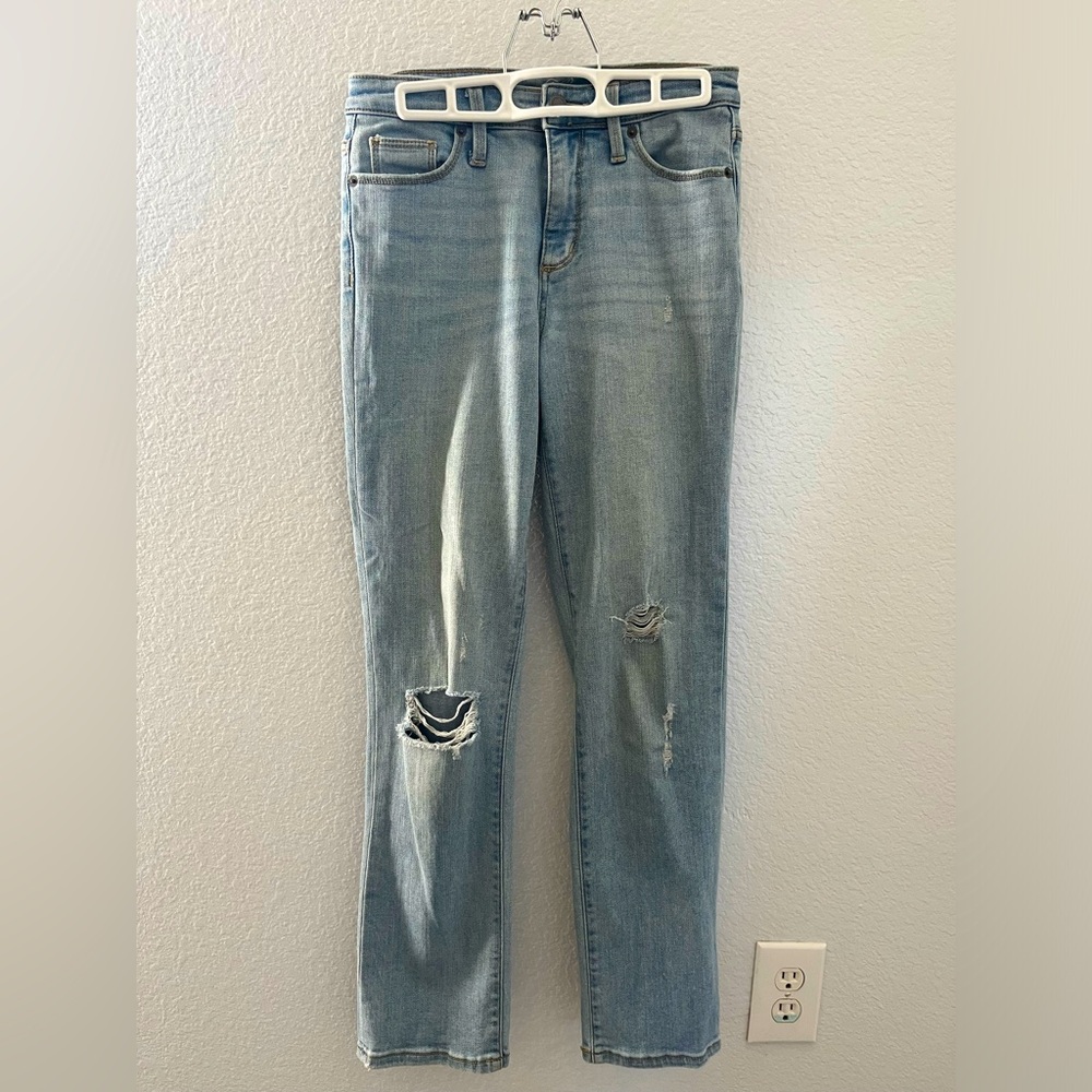 “Universal thread” light wash jeans